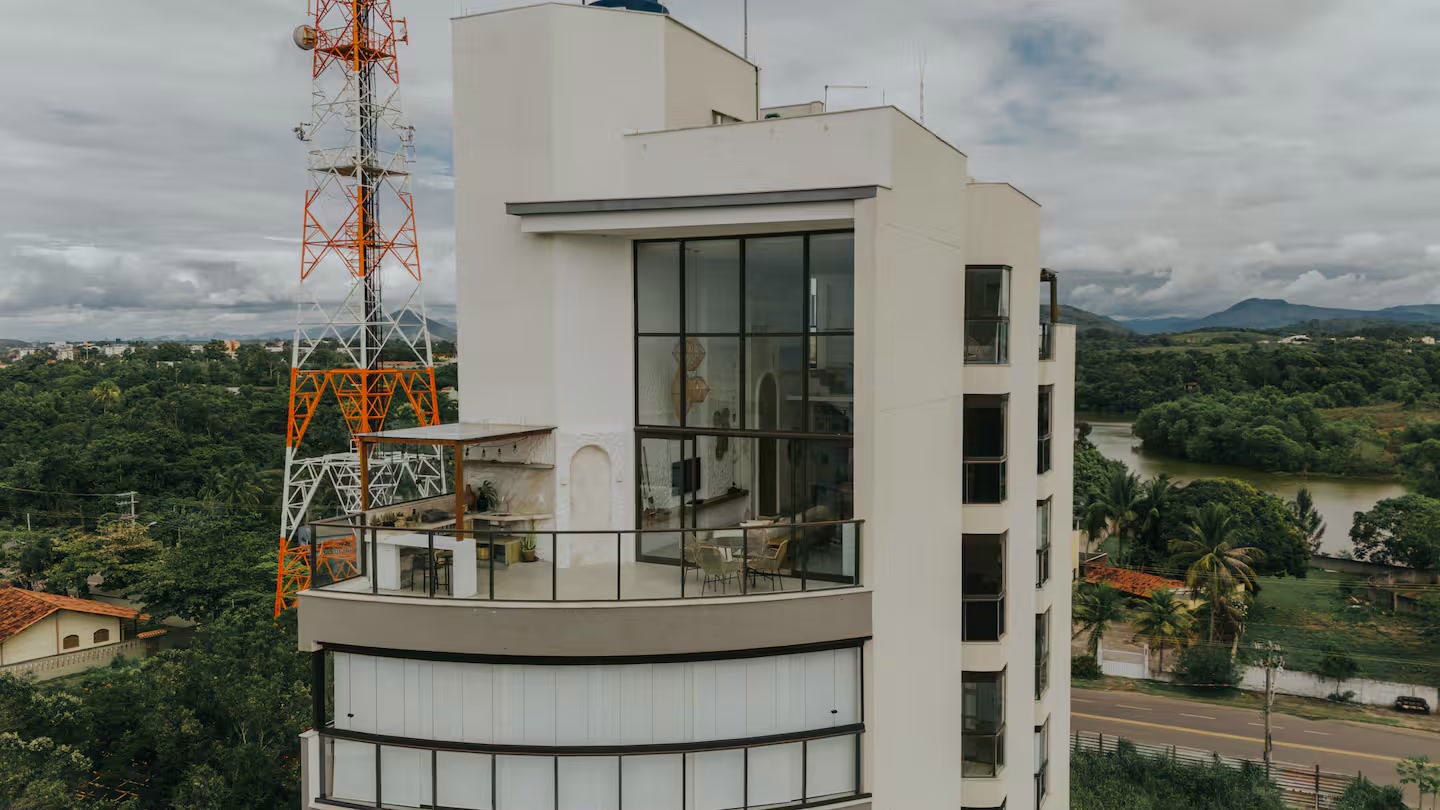 Vista do edifício, da varanda e do entorno